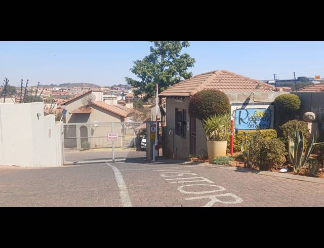 4 BEDROOM TOWNHOUSE FOR SALE IN MONDEOR